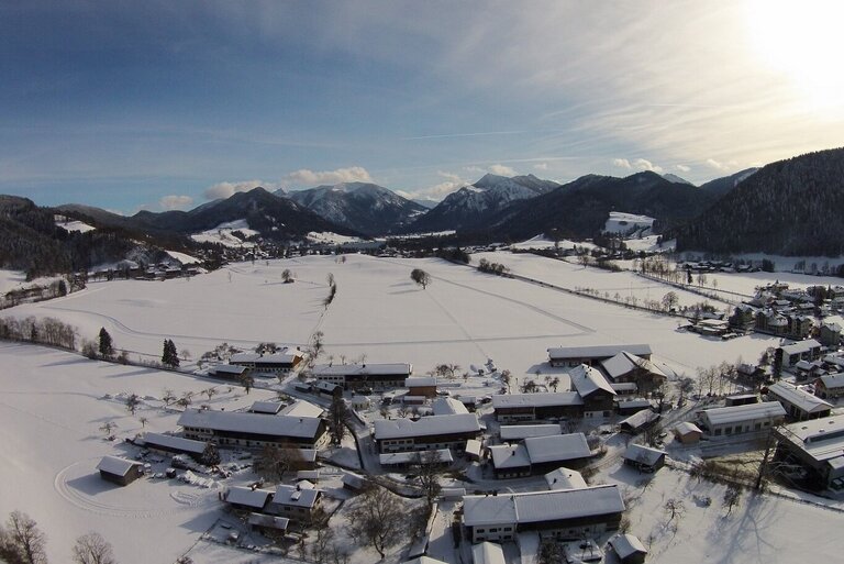 Blick_ueber_Hausham_Richtung_Schliersee.jpg  